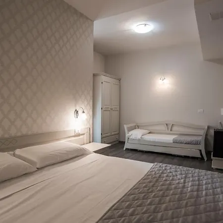 Marisa 3* אלבניה